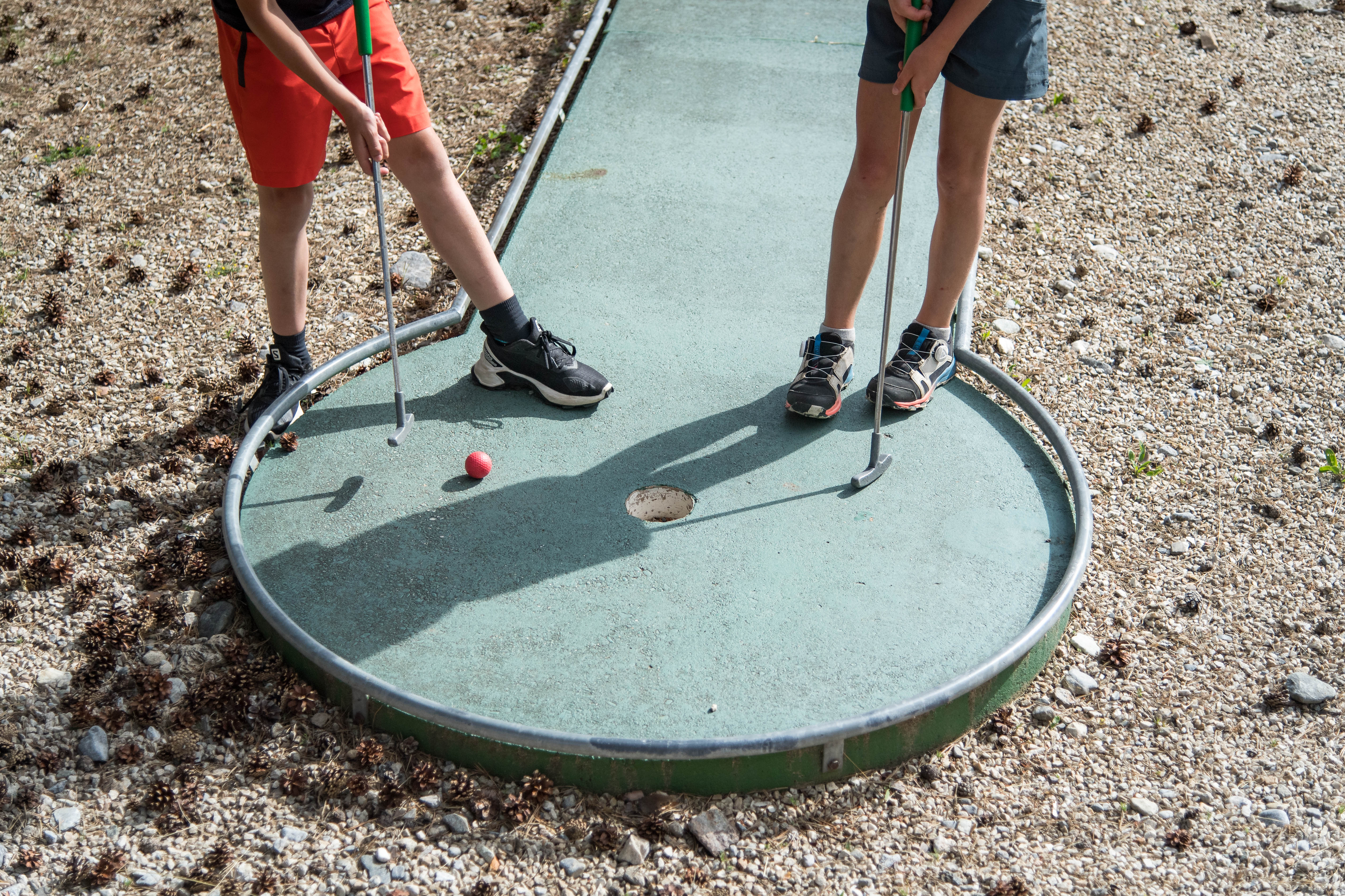 Partie de minigolf (18 trous)