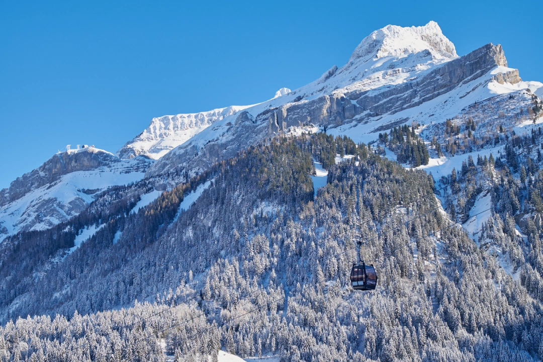 CTA Ski Les Diablerets Télécabine on a Clear Winters Day